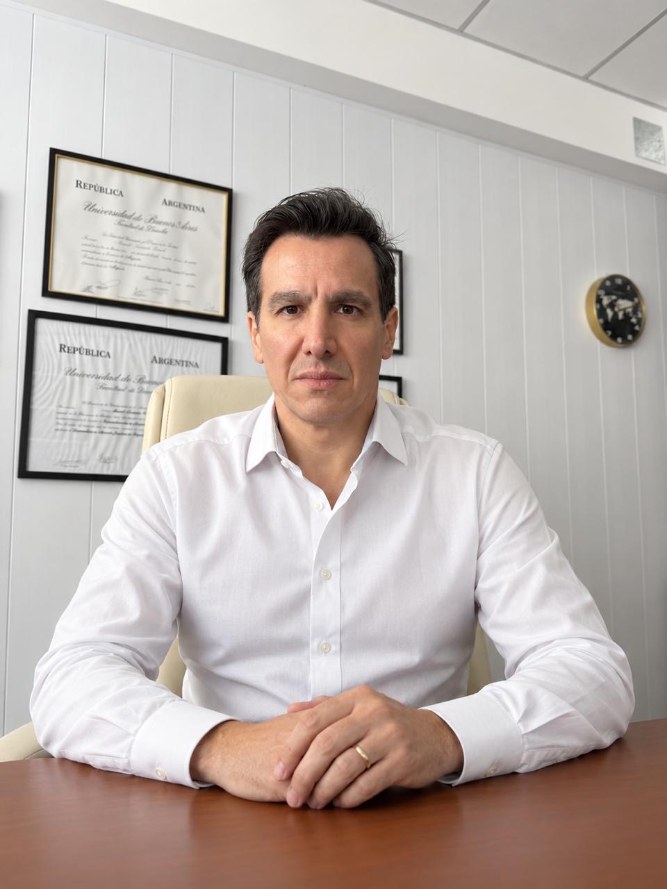 Marcelo Leonardo Erricolo sentado en su estudio